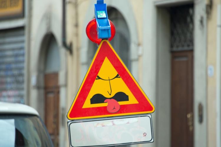 Шуточные и причудливые дорожные знаки от французского художника Клета Авраама 