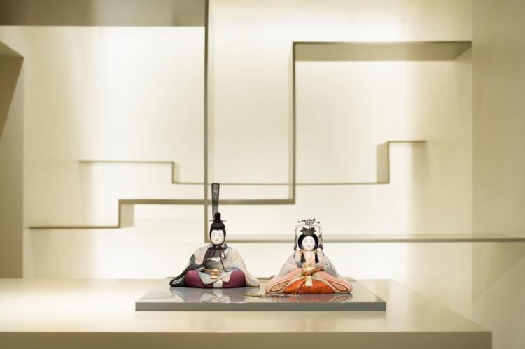 Японское архитектурное бюро Sasaki Architecture и компания Atelier O создали минималистскую и крайне эстетичную галерею традиционных кукол Hina