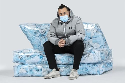 Итальянец создал диван из использованных масок и назвал его Couch-19