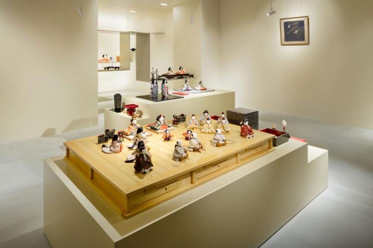 Японское архитектурное бюро Sasaki Architecture и компания Atelier O создали минималистскую и крайне эстетичную галерею традиционных кукол Hina