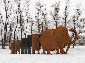 Скульптура «Поколения» или семья мамонтов в Гатном от Влада Голдаковского