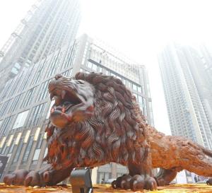 «Восточный лев» – 5-ти метровая скульптура, вырезанная из одного ствола дерева