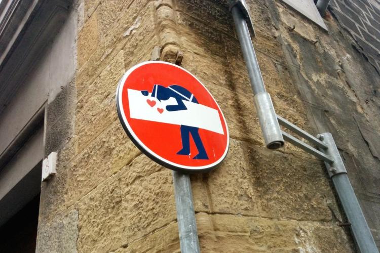 Шуточные и причудливые дорожные знаки от французского художника Клета Авраама 