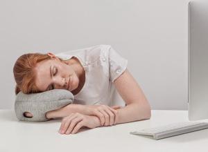 Приляг на «Ostrich Pillow Mini» и пусть весь мир подождет
