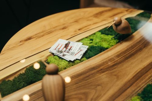 Стабилизированный мох в мебели: 4 стола с уникальным дизайном и по доступной цене  