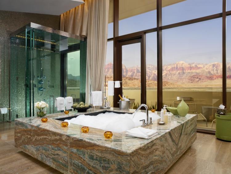 Фантастические ванные с видом на горы