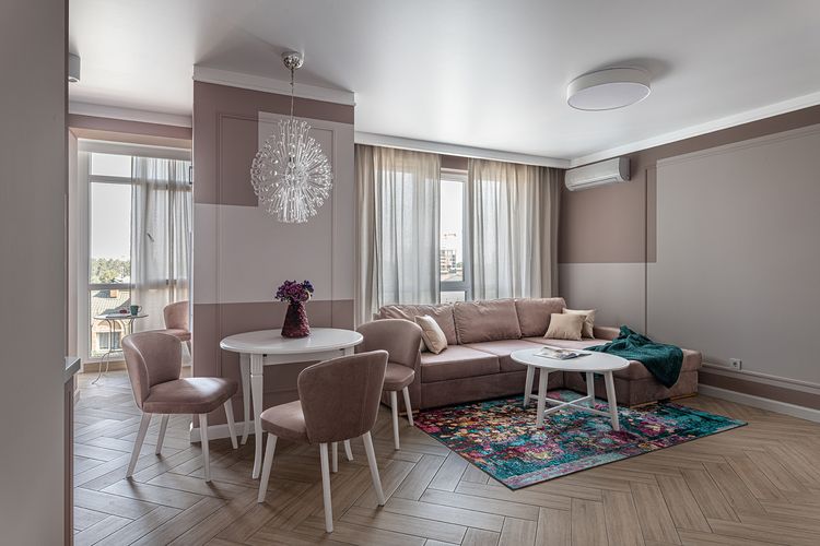 Трехкомнатная квартира 75.06 м² для семейной пары с ребенком в мягких оттенках розового и бежевого.