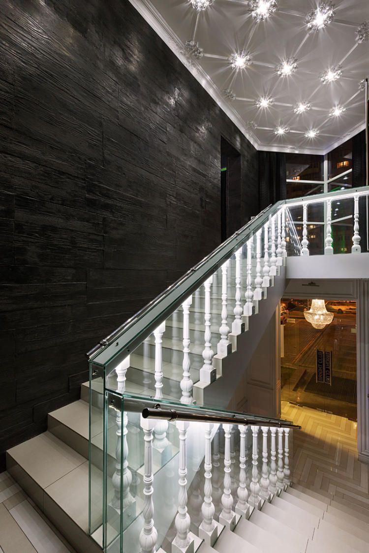 Перила лестницы также оформлены стеклом. http://a-partmentdesign.com.ua/