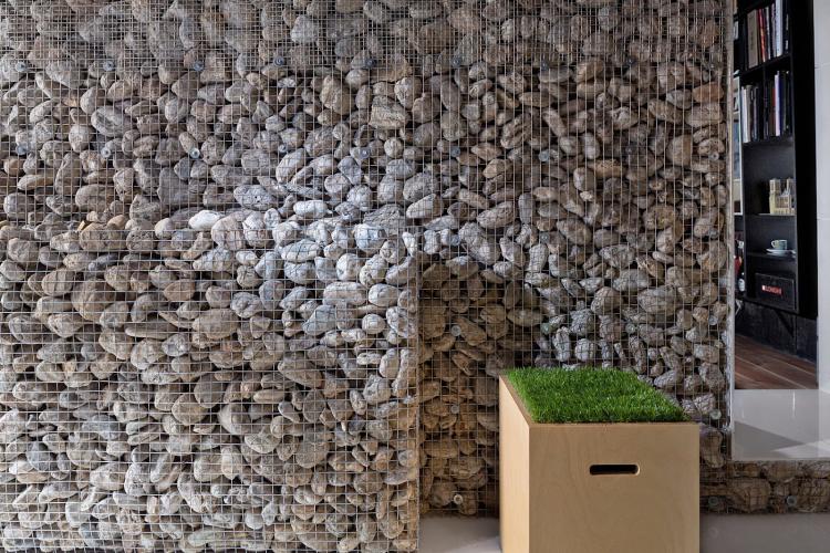 Мобильная стена из гальки, придуманная Дианой Лободюк: с ее помощью легко зонировать пространство.