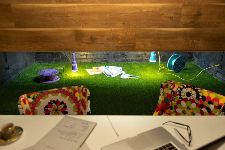 Искусственный газон в офисе - один из эко элементов этого, в целом, эклектичного интерьера