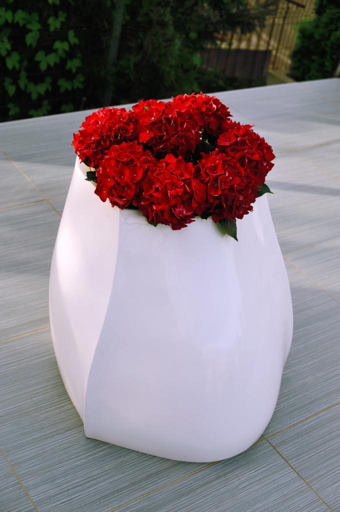 Кашпо CACTUS SOLO
Интересная форма, плавная линия и глянцевая поверхность станет хорошей парой вашему любимому цветку. 
