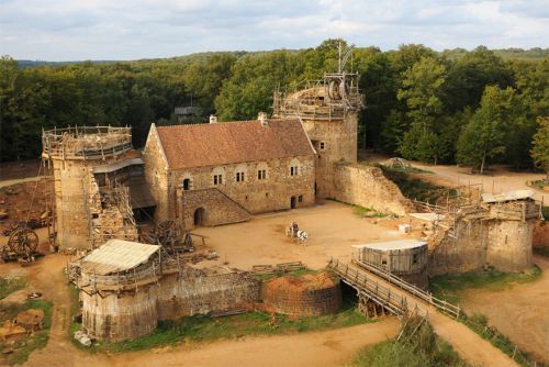 Как и зачем в XXI веке средневековый замок строят