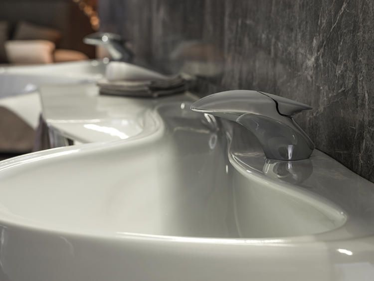 За мотивами дизайнерських проектів Захи відомий виробник сантехніки та кераміки Porcelanosa розробив колекцію стильних та навіть футуристичних рішень щодо обладнання сучасних ванних кімнат
