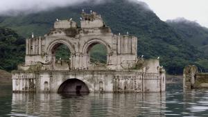 История мексиканского чуда: затопленная церковь XVI века поднимается со дна озера