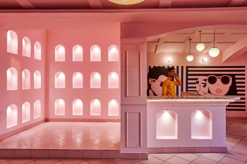 Интерьер «Розовая зебра»: когда индийские архитекторы пересмотрели Уэса Андерсона