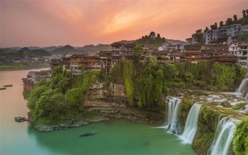 Фуронг – китайский город на водопаде
