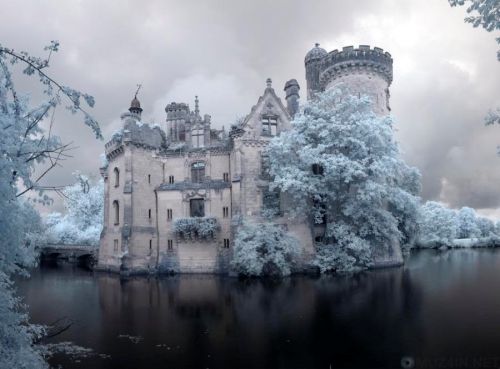 Интернет-пользователи из 45 стран спасли волшебный французский замок