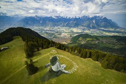 «Поза кризою»: графіті на тему коронавіруса прикрасило швейцарські Альпи