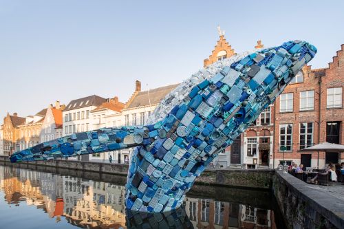 Скульптуру 11-метрового кита из более чем 4000 кг мусора установили в Брюгге