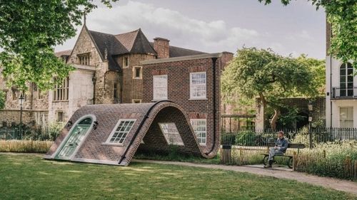 Архітектурна ілюзія Алекса Чіннека: фасад-хвиля на Clerkenwell Design Week 2025