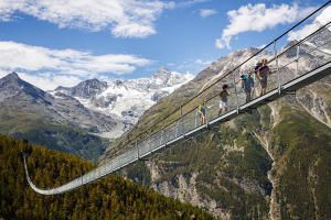 Самый длинный в мире подвесной пешеходный мост построили в Швейцарии