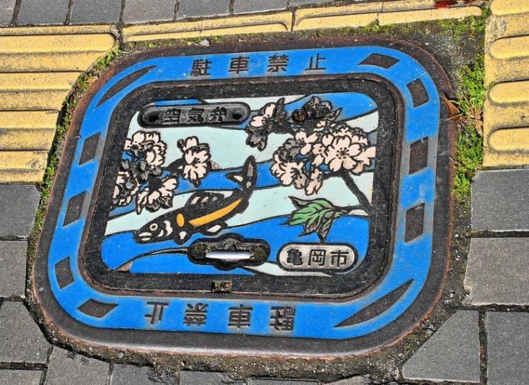 Канализационный стрит-арт. Как выглядят люки в Японии