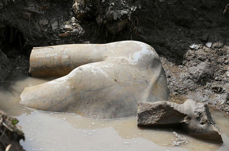 Колоссальная находка: в землях Каира найдены части утерянной скульптуры легендарного Рамзеса II и его внука Сети II 