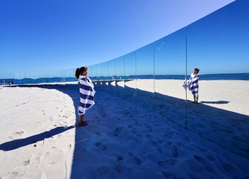 Пляжна инсталляция: 72 метра зеркал у Индийского океана 