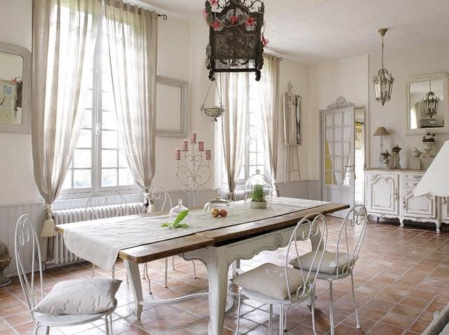 Самой главной комнатой для итальянцев была и есть кухня. Для них это комната, где собирается вся семья, готовятся вкусные блюда национальной кухни, проходит ритуал теплого общения. 
