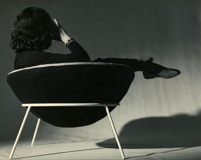 Лина Бо Барди в кресле Bowl Chair. Фото: Francisco Albuquerque