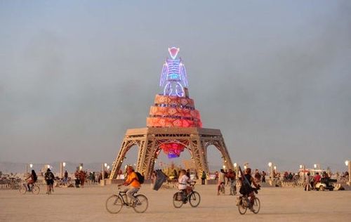 Металеві дракони, гігантські вітряки та інші метаморфози: у Неваді пройшов фестиваль Burning Man