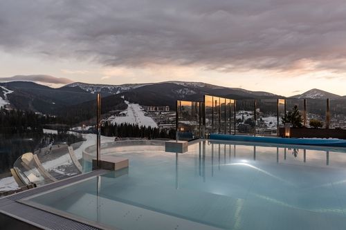 Басейн над горами і біодизайн: як виглядає SPA-зона Mountain Residence у Буковелі
