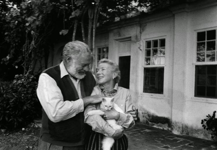 Эрнест Хемингуэй с супругой