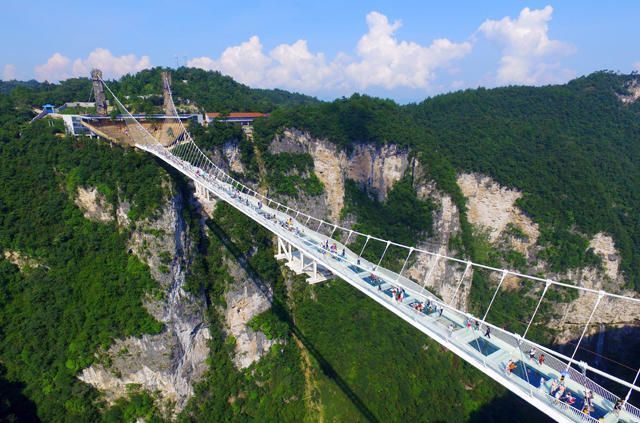 Найдовший та найвищий: новий скляний міст у Китаї