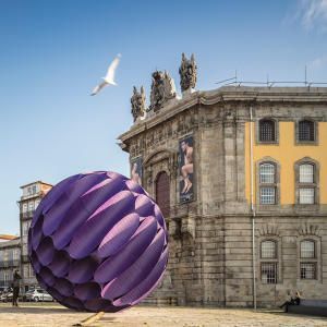 Urban Eclipse: сферическая скульптура в центре Порто
