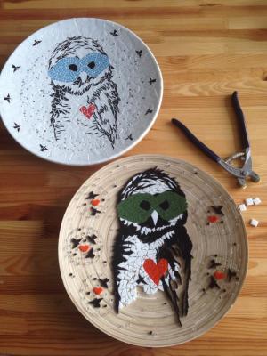 "Сычики и другие городские птицы": коллекция мозаичных тарелок от Алены Юдиной и Анны Круть 
