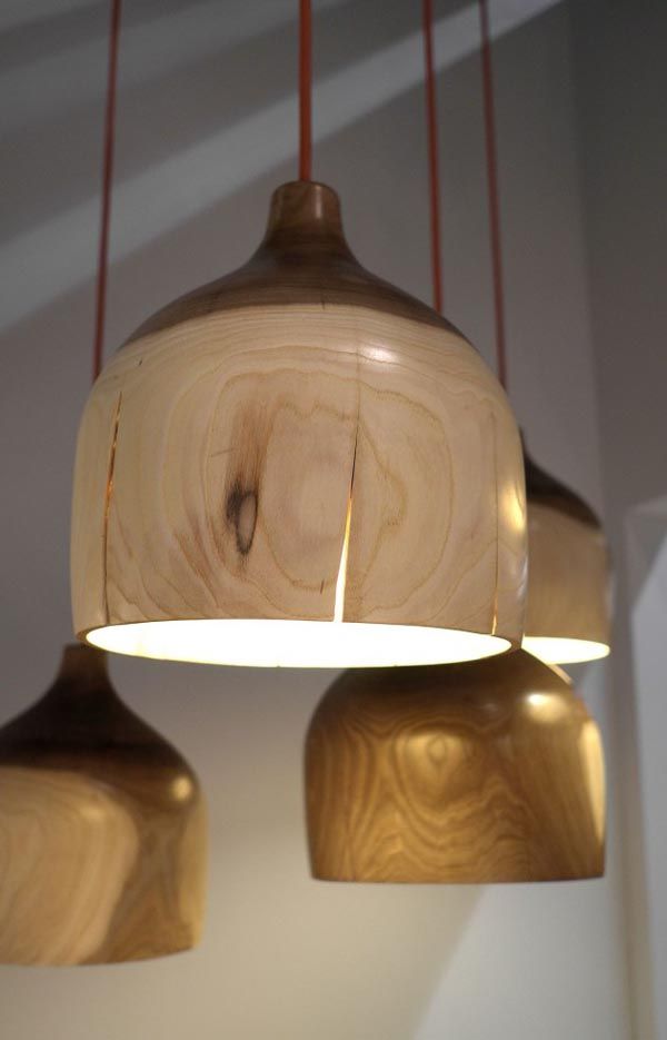 Светильник в японском стиле смотрится очень натурально, за счет трещинок на дереве