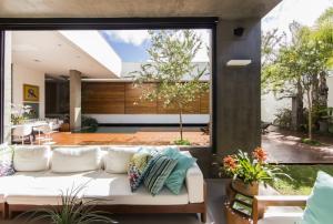 Два уровня: минималистичный дом в Бразилии
