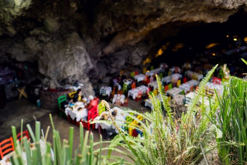 Мексиканский ресторан в вулканической пещере