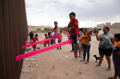Гойдалки на кордоні між США і Мексикою назвали «Дизайном року»

