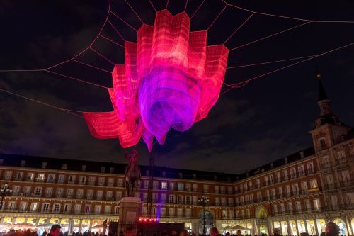 В небе Мадрида: воздушная инсталляция от Джанет Эшельман