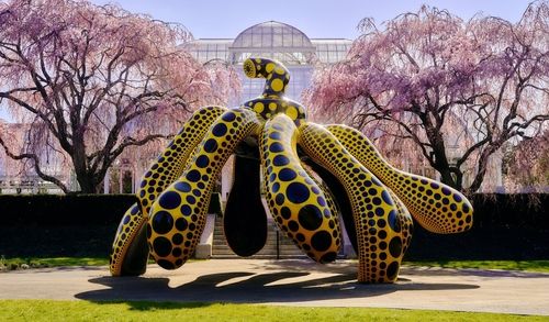 Cosmic Nature: выставка Яёи Кусама в Нью-Йоркском ботаническом саду