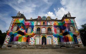 Во всех цветах безумия: испанский художник раскрасил французское шато с 200-летней историей