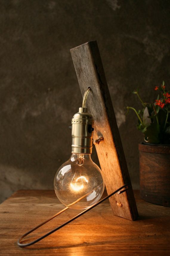 Круглая лампочка в деревянном обрамлении производит впечатление несколько садового дизайна