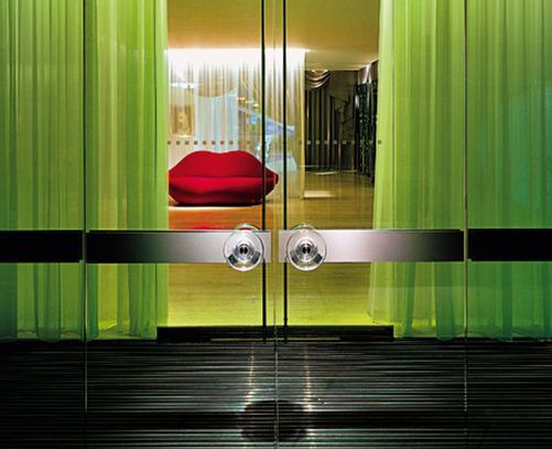 Диван Bocca в интерьере отеля Sanderson в Лондоне. Дизайнер: Филипп Старк