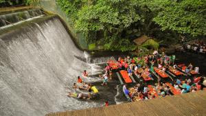 Необычный ресторан под водопадом на Филиппинах