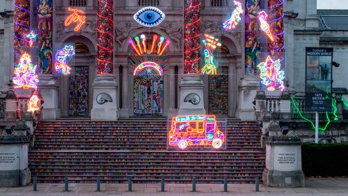 Неоновий декор та індійський «Фестиваль вогнів»: в музеї Tate Britain готуються до Різдва