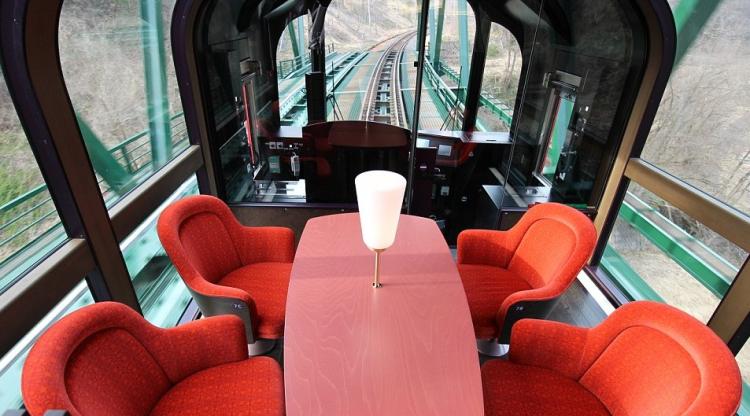 Стеклянный поезд Echigo Tokimeki Resort Setsugekka