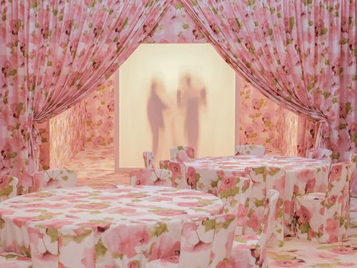 India Mahdavi створила рожевий спікізі для We Are Ona під час Art Basel Paris

