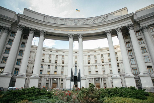 Біля МЗС України встановили восьмиметрову скульптуру «Фенікс», створену для фестивалю Burning Man
